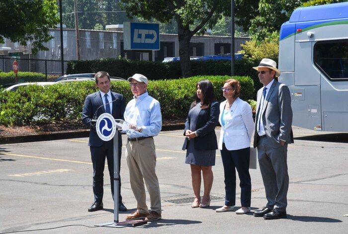 DeFazio speaks at press conference